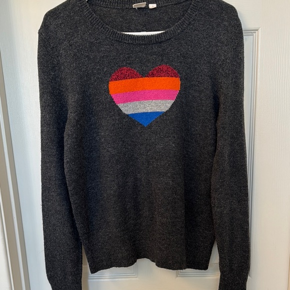 Gap Women's Gray Sweater with Heart Design - Picture 1 of 9
